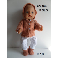 Gebreid pakje, trui met broek. in brique