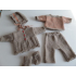 Gebreid vest met muts en sokjes, in brique