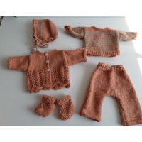 Gebreid pakje, trui met broek. in brique