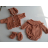 Gebreid vest met muts en sokjes, in brique