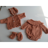 Gebreid pakje, trui met broek. in brique