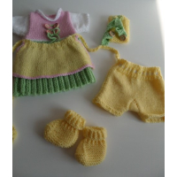 Gebreid HEIDI jurkje, met short, schortje, tasje en sokjes. Geel, groen en rose