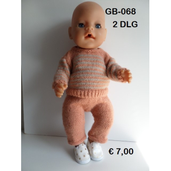 Gebreid pakje, trui met broek. in brique