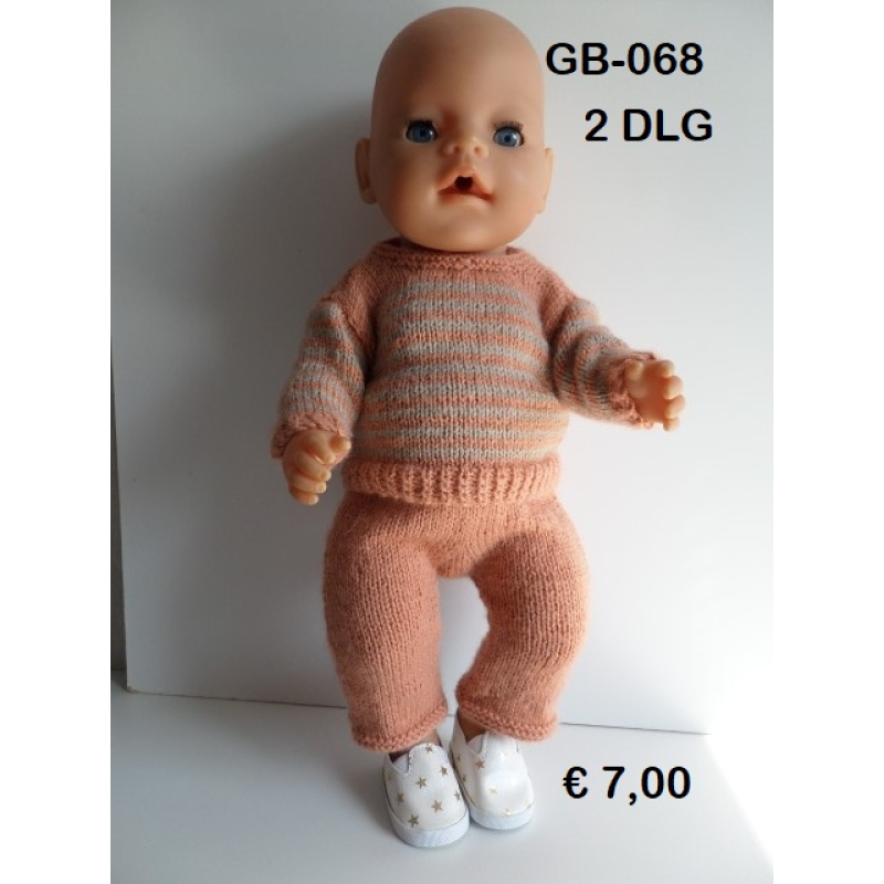 Gebreid pakje, trui met broek. in brique