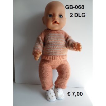 Gebreid pakje, trui met broek. in brique